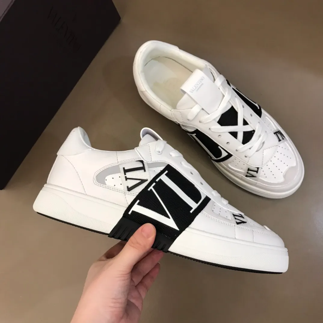p440 "Valentin*" new spring and summer calfskin lace-up sneakers. No man should be able to refuse these shoes. The classic color scheme is so handsome! Purchase a high-precision replica of the original version to instantly sell off the market currency! 6 VLTN logo rubber effect straps - Valentino Garavani Logo printed on the back and tongue, all materials are customized to ensure quality! Size: 38-44
